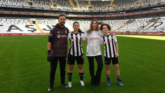 Vodafone'un desteklediği kız futbolcular, ünlü isimlerle penaltı atışı yaptı