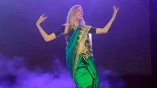 Wilma Elles Hint dansıyla seyircileri coşturdu