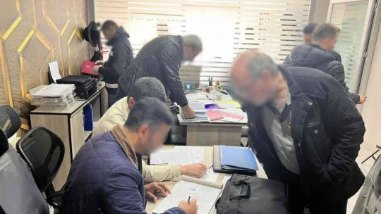 Yabancı uyruklulara sahte belge düzenleyen 2 şüpheli yakalandı