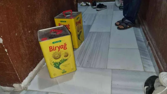 Yağ tenekelerini çalmak üzereyken suçüstü yakalandı