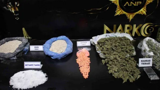 Yakalanmamak için ambalajı ile uyuşturucuyu yutan şahıs hastaneye kaldırıldı