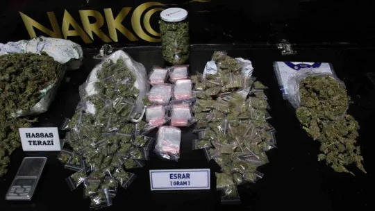 Yakalanmamak için ambalajı ile uyuşturucuyu yutan şahıs hastaneye kaldırıldı