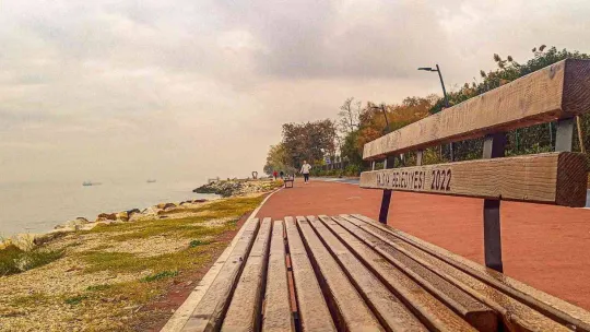 Yalova Belediyesi Doğu Sahil Bandındaki bankları yenilendi