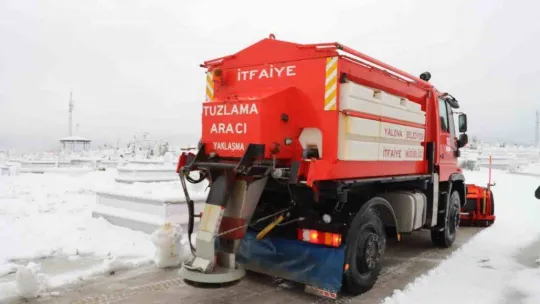 Yalova Belediyesi karla mücadeleye devam ediyor
