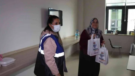 Yalova Belediyesi'nden hastalara  'geçmiş olsun' paketi