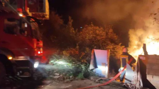 Yalova'da alevlere teslim olan tek katlı ev küle döndü