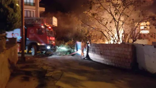 Yalova'da alevlere teslim olan tek katlı ev küle döndü