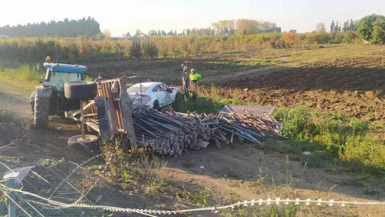 Yalova'da çarpışan traktör ve otomobil enstitü bahçesine uçtu: 1 yaralı