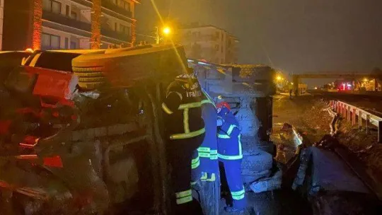 Yalova'da kontrolden çıkan kamyon devrildi: 1 yaralı