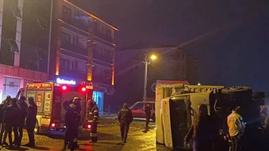 Yalova'da kontrolden çıkan kamyon devrildi: 1 yaralı