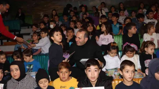 Yalova'da minikler tiyatro oyunuyla doyasıya eğlendi