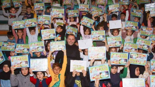 Yalova'da minikler tiyatro oyunuyla doyasıya eğlendi