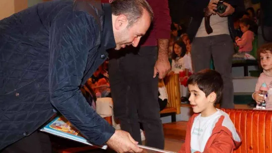 Yalova'da minikler tiyatro oyunuyla doyasıya eğlendi