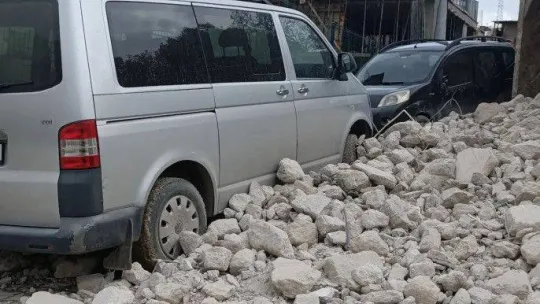 Yalova'da moloz yüklü hafriyat kamyonu devrildi