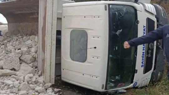 Yalova'da moloz yüklü hafriyat kamyonu devrildi