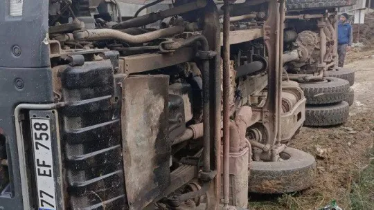 Yalova'da moloz yüklü hafriyat kamyonu devrildi