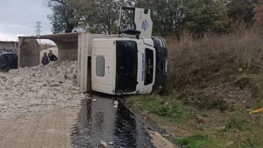 Yalova'da moloz yüklü hafriyat kamyonu devrildi