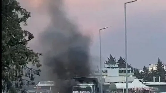 Yalova'da yanan kamyonu akaryakıt istasyonu çalışanları söndürdü