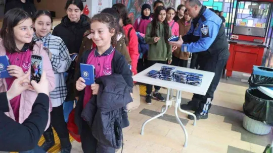 Yalova Emniyeti'nden çocuklara tiyatro etkinliği