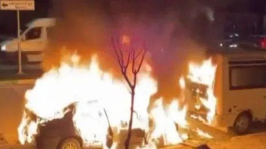 Yanan otomobilden sıçrayan alevler minibüsü kullanılamaz hale getirdi