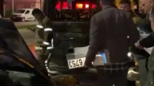 Yanan otomobilden sıçrayan alevler minibüsü kullanılamaz hale getirdi