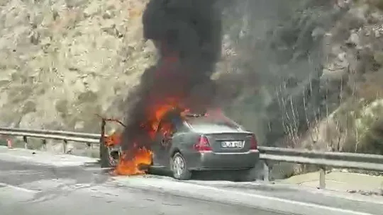 Yanan otomobile yardım etmek için durmaya çalışan tıra çarptı: 4 yaralı