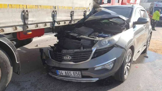 Yanan otomobile yardım etmek için durmaya çalışan tıra çarptı: 4 yaralı