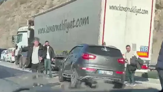 Yanan otomobile yardım etmek için durmaya çalışan tıra çarptı: 4 yaralı