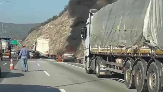 Yanan otomobile yardım etmek için durmaya çalışan tıra çarptı: 4 yaralı