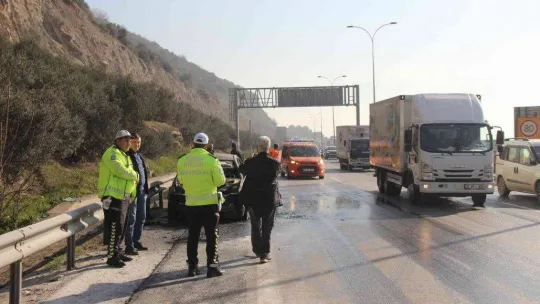 Yanan otomobile yardım etmek için durmaya çalışan tıra çarptı: 4 yaralı