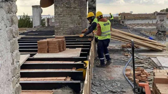 Yangın çıkan Balıklı Rum Hastanesinin çatısındaki tadilat tamamlanmak üzere