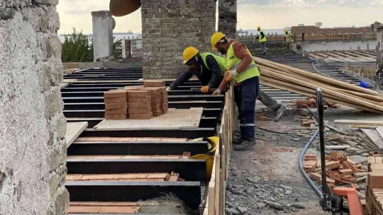 Yangın çıkan Balıklı Rum Hastanesinin çatısındaki tadilat tamamlanmak üzere