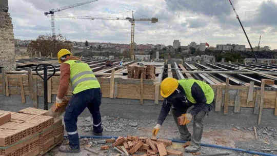 Yangın çıkan Balıklı Rum Hastanesinin çatısındaki tadilat tamamlanmak üzere
