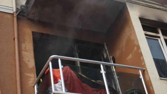 Yangında can pazarı: Mahsur kalan kadını kapıyı kırıp kurtardılar