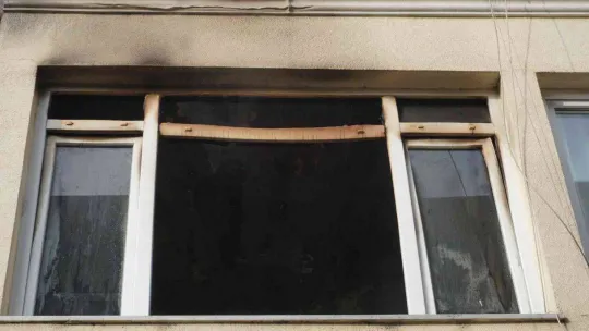 Yangında can pazarı: Mahsur kalan kadını kapıyı kırıp kurtardılar