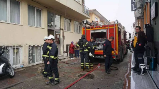 Yangında can pazarı: Mahsur kalan kadını kapıyı kırıp kurtardılar