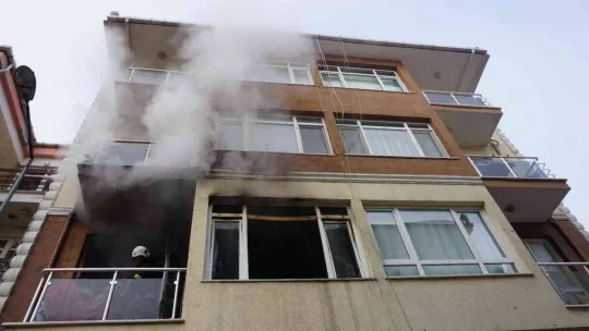 Yangında can pazarı: Mahsur kalan kadını kapıyı kırıp kurtardılar