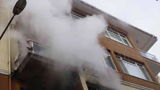 Yangında can pazarı: Mahsur kalan kadını kapıyı kırıp kurtardılar