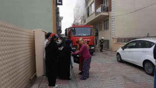 Yangında can pazarı: Mahsur kalan kadını kapıyı kırıp kurtardılar
