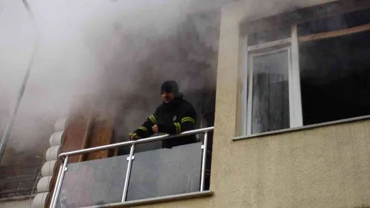 Yangında can pazarı: Mahsur kalan kadını kapıyı kırıp kurtardılar