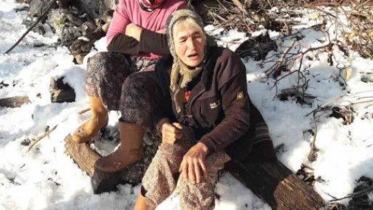 Yangında evi yanan yaşlı kadının yürek yakan feryadı