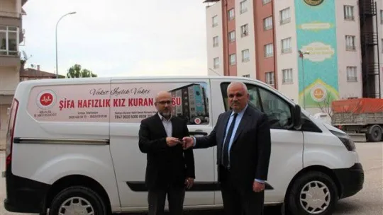 Yaptıkları bağışlarla hafızlık kurslarına hizmet aracı hediye ettiler
