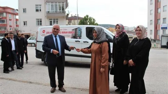 Yaptıkları bağışlarla hafızlık kurslarına hizmet aracı hediye ettiler