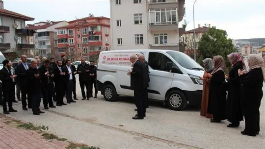 Yaptıkları bağışlarla hafızlık kurslarına hizmet aracı hediye ettiler
