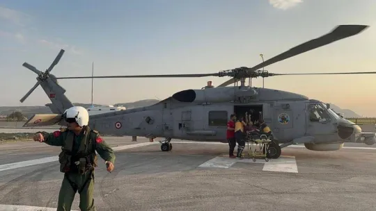 Yaralı depremzede askeri helikopterle hastaneye nakledildi