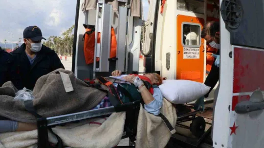 Yaralı depremzedeler gemiyle Mersin'e getirildi