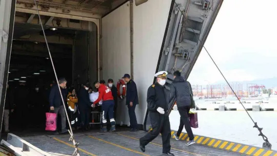 Yaralı depremzedeler gemiyle Mersin'e getirildi