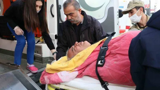 Yaralı depremzedeler gemiyle Mersin'e getirildi