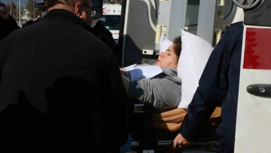 Yaralı depremzedeler gemiyle Mersin'e getirildi