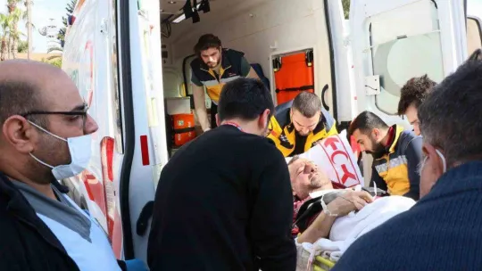 Yaralı depremzedeler gemiyle Mersin'e getirildi